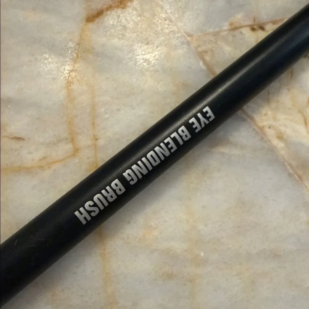 Eye Blending Brush - Black Handle with Blue Bristles